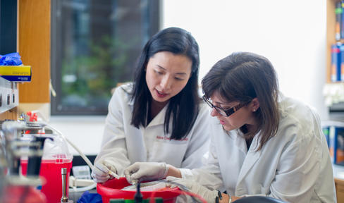 Two female researchers in the lab.